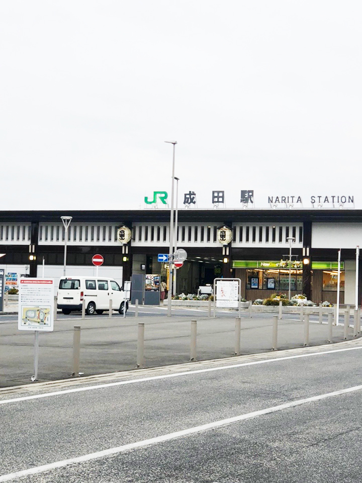 JR成田駅東口から市役所通りに向かいます。