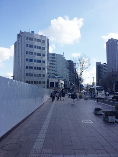 ②金沢駅通りを近江町市場方面に直進します。