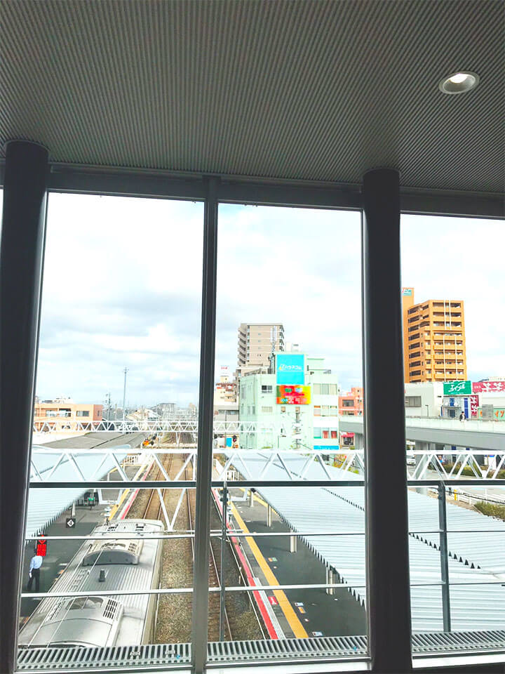 JR和泉府中駅改札口付近からみた風景です。