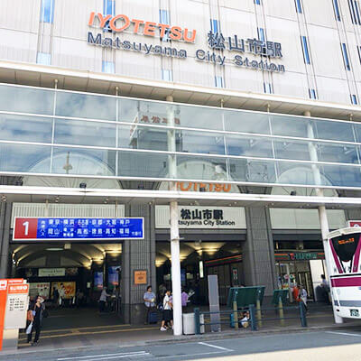 松山市駅で降りていただくと高島屋があります。