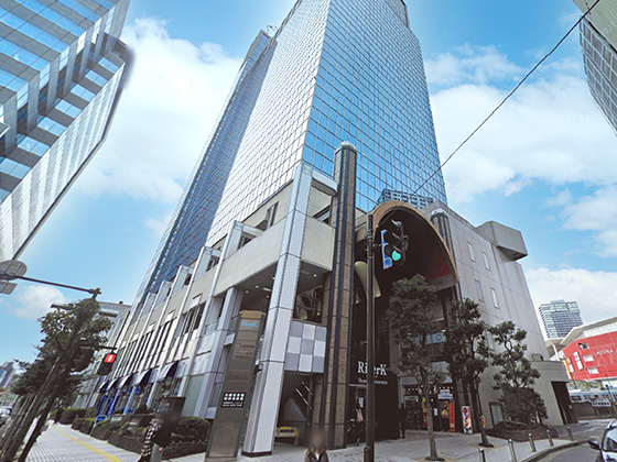 ⑤目の前にあるビルが当クリニックの入居する川崎駅前タワー・リバークになります。