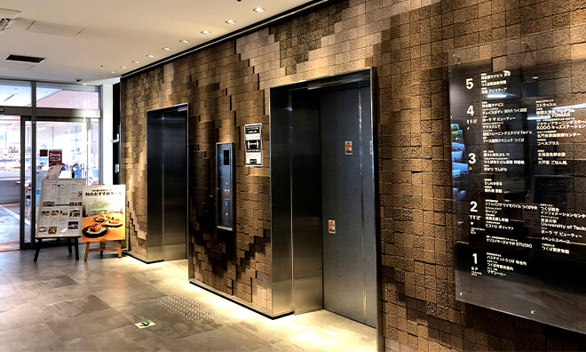 エレベーターで4階まで上がり、左に進むと突き当たりにストラッシュBiViつくば店がございます。