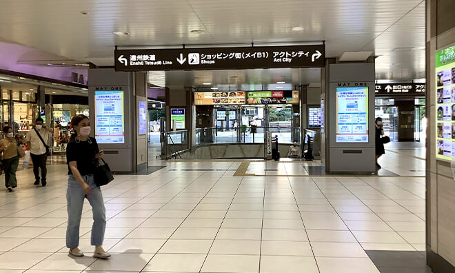 浜松駅（JR）北口を出て、遠州鉄道の方に進んでください。