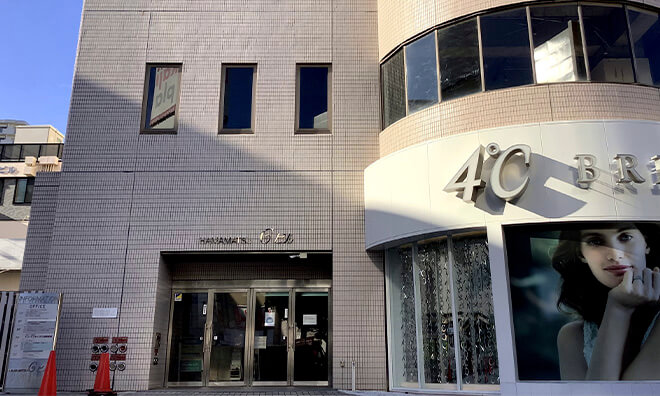 4°C奥側に入口がある、Cビルの7階がストラッシュ浜松店でございます。