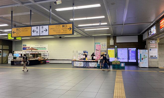川口駅（JR）改札を出て、東口に進みます。