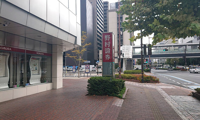 野村證券の赤い看板を目印に左折し県庁通りに入ります。