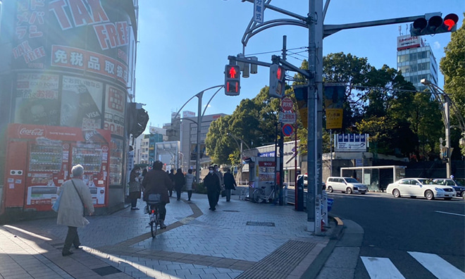 上野広小路という交差点がございますので、右手にあるマツモトキヨシの方向へ渡ってください。