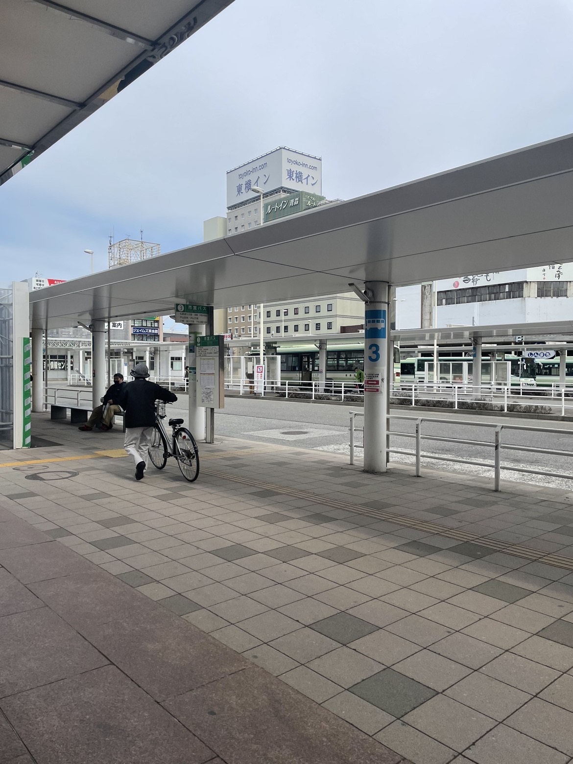 バス停「青森駅」乗り場②③④のいずれかに停まるバスへ乗車。