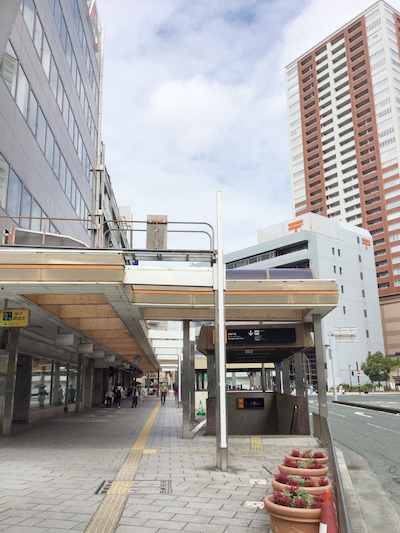 ①浜松駅北口から出て交差点方面に向かって直進します