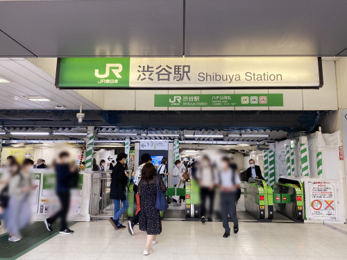 渋谷駅 ハチ公口を出てスクランブル交差点方面へ進んでください。