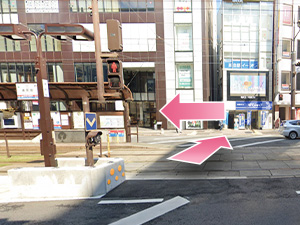 ①通町筋駅の停留所から、上通り側（停留所の出口から左）に向かって横断歩道を渡ります。