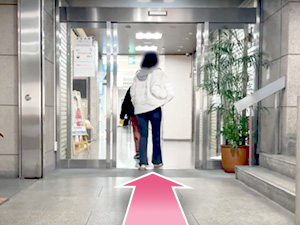 ④階段を上った先にある自動ドアが当クリニックの入居する京都証券ビルの入口です。