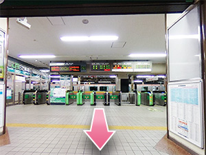 ①JR新潟駅万代改札口から出ます。