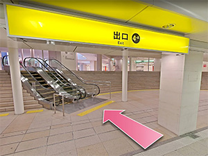 ①地下鉄西梅田駅北改札口を出て、4A出口から地上に出てください。