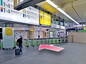 ①JR新宿駅南改札を出ます。