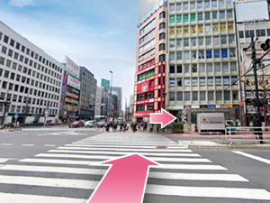 ④前方の横断歩道を渡って右に曲がってください。