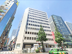 ④横断歩道を渡った先にあるビルが当クリニックが入居する日本生命新宿西口ビルです。