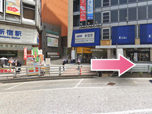 ①新宿駅西口から地上に出たら左に進みます。