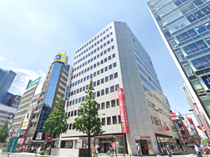 ⑥横断歩道を渡った先にあるビルが当クリニックが入居する日本生命新宿西口ビルです。