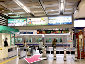 ①JR和歌山駅の中央改札から出ます。