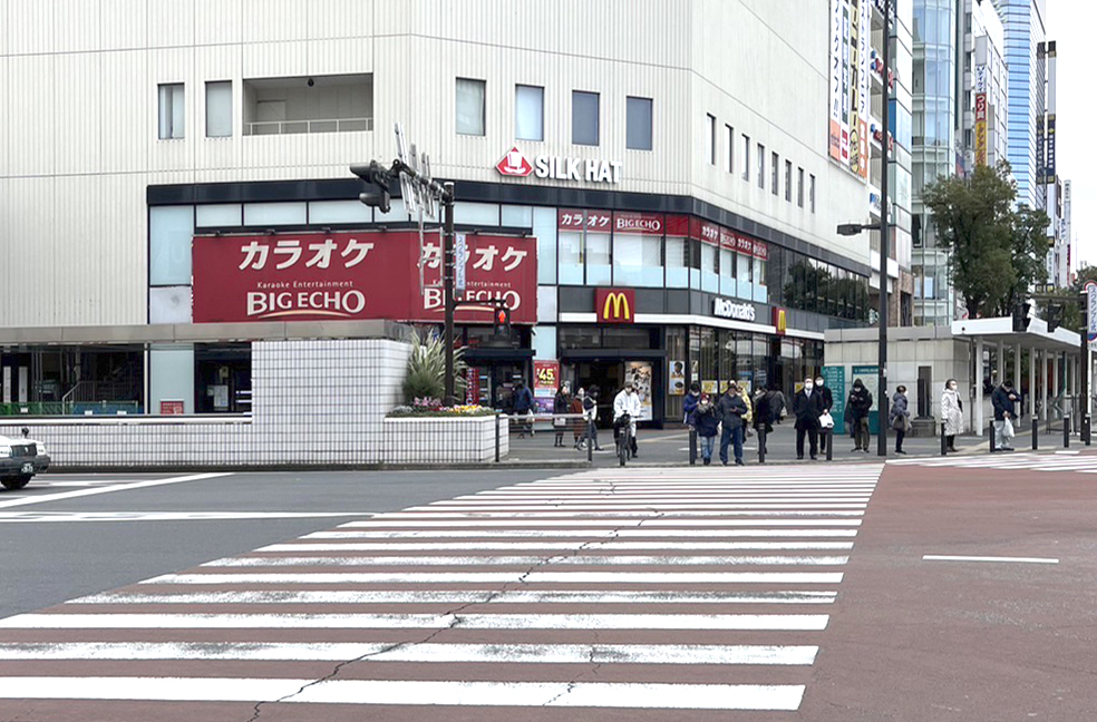 「マクドナルド川崎駅東口店」方面へ横断歩道を渡り、左手へお進みください。