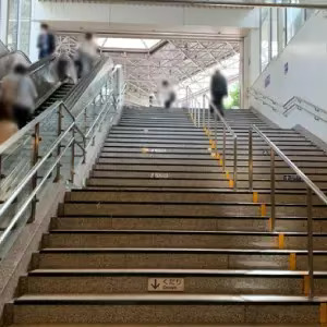 日比谷線「恵比寿駅」出口１を出て、地上にあがります。