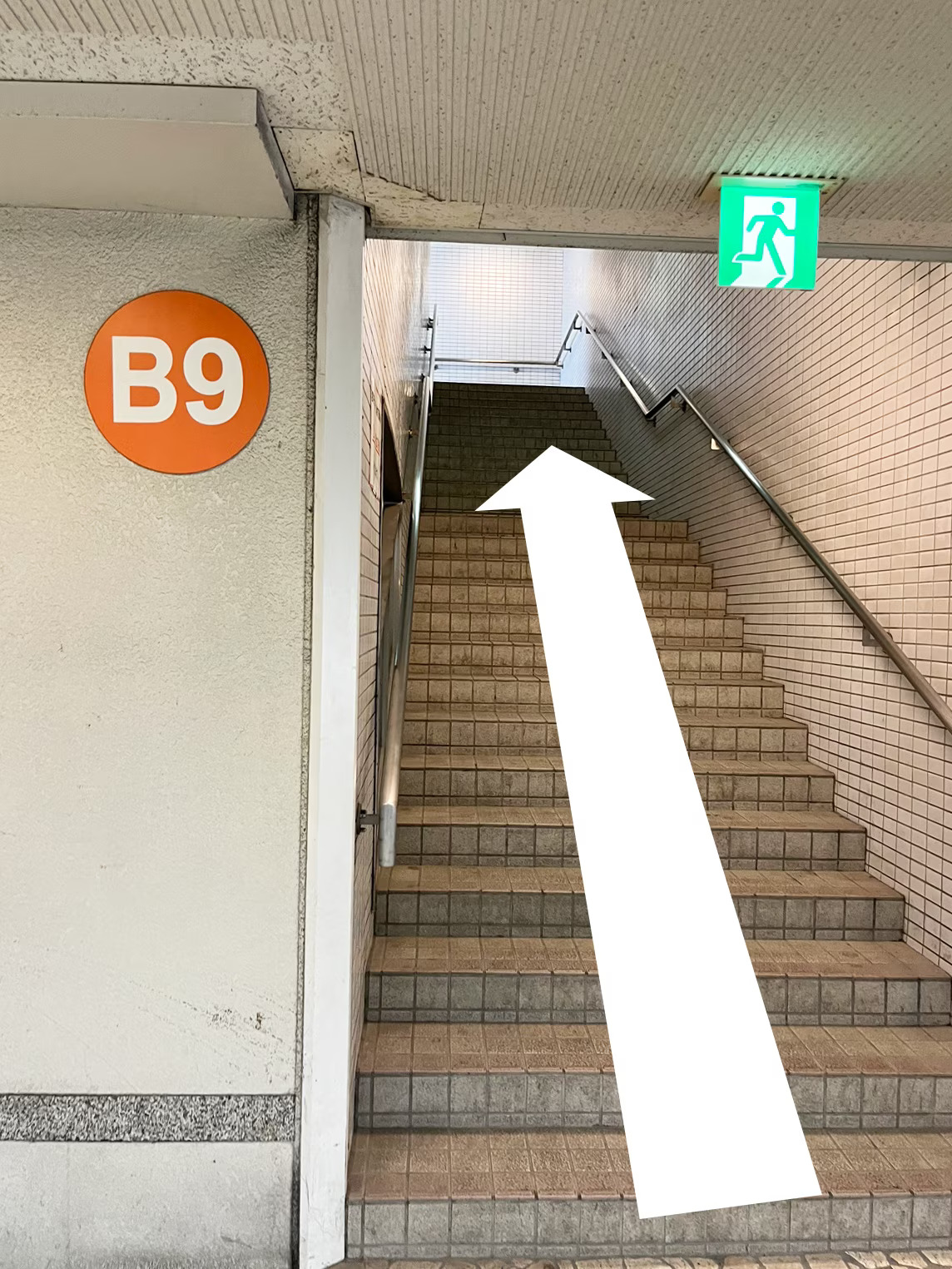 「B9」出口の階段を登ってください。