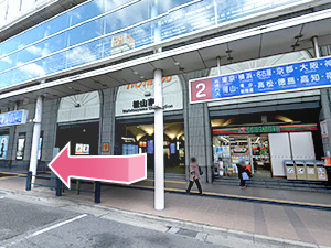 ①松山市駅の北口から出て右へ曲がります。