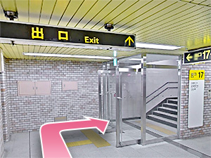 ①地下鉄大通駅17番出口の階段から地上に出ます。